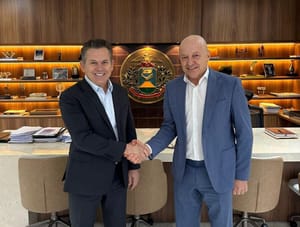 Mauro Mendes passa a faixa de governador para Otaviano Pivetta no dia 31 de março