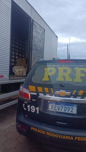 PRF apreende 20 mil maços de cigarros em Bataguassu (MS)