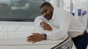 O Paradoxo das Rodas: Por que o financiamento de veículos dispara enquanto o bolso do brasileiro aperta?