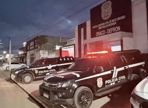 Polícia Civil cumpre 21 ordens judiciais contra núcleo de facção liderado por mulher em Cáceres-MT