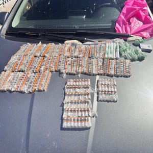 Polícia Militar e PRF apreendem R$ 300 mil em medicamento para emagrecimento e prendem casal por contrabando
