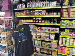 Procon apreende dezenas de produtos vencidos em supermercado em Cuiabá-MT